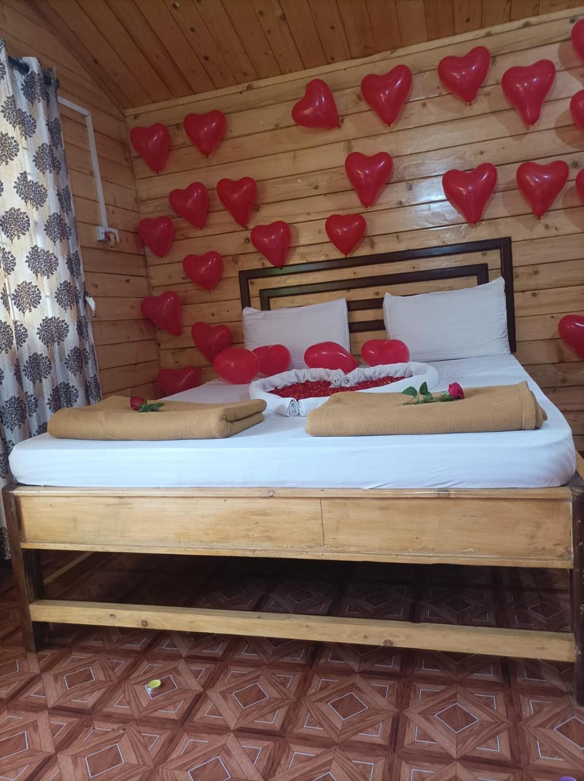 Resort Happy Shack And Wooden Huts *