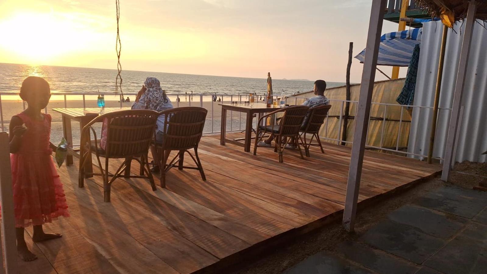 Happy Shack And Wooden Huts Resort