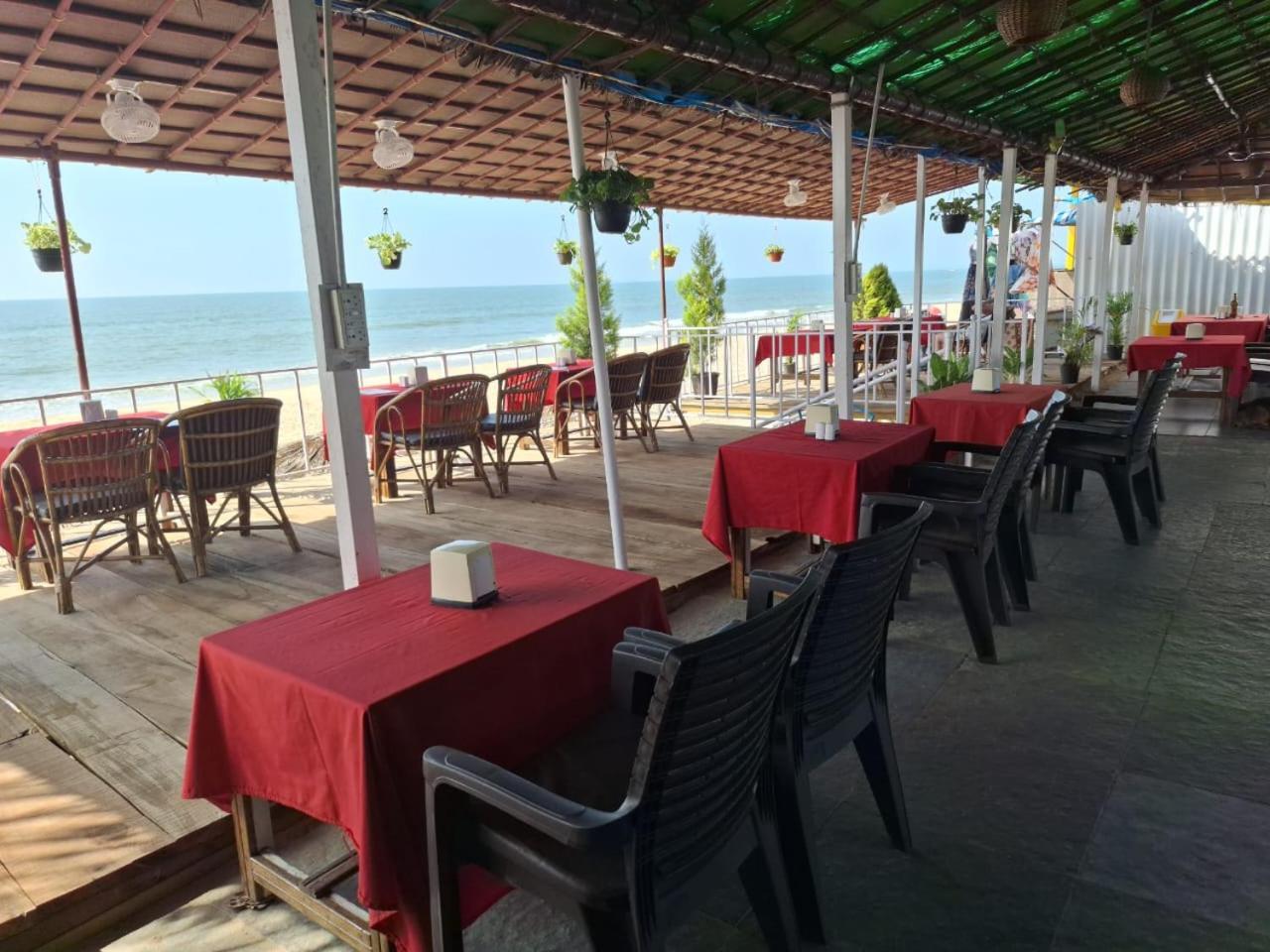 Resort Happy Shack And Wooden Huts Colva